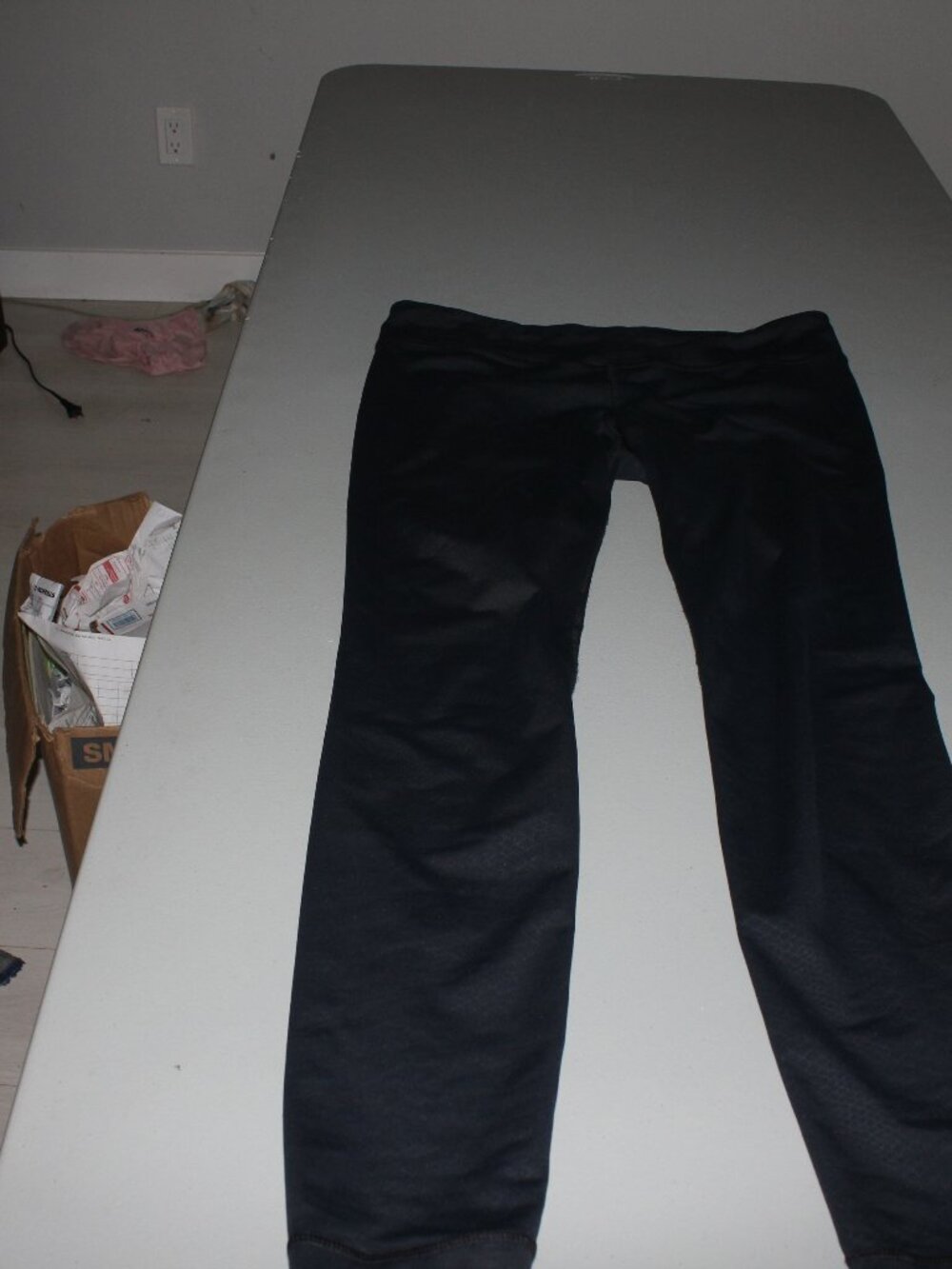 Black Under Armour Athletic Pants Size Medium Or Large ?